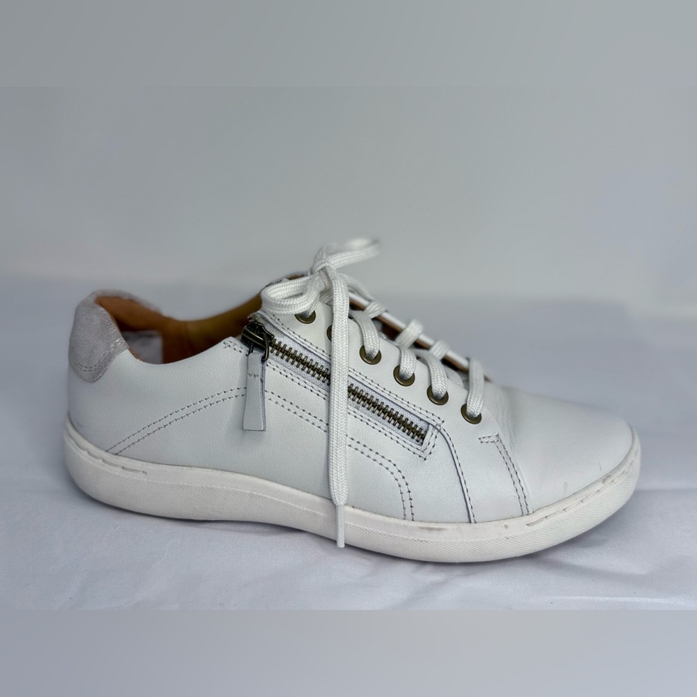 🌸CLARKS pre-owned women leathet white dneakers. Size 8. WTENNIS07.